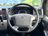 インテリアに合わせたデザインのステアリングは、運転される方のことも考え、運転しやすい形状、大きさです。是非一度、実際に触ってお確かめください。