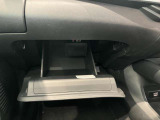 車検証入れになどにも使える便利な収納BOXあります。