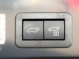 【パワーバックドア】スマートキーや運転席のボタンを押すだけでリアゲートが自動で開閉します!荷物を持っている時や、高い位置にあるバックドアを閉める際に便利な機能です♪