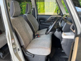 運転席まわりには十分なスペースがあり、大柄な方でもゆったり運転していただける環境です。