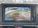 【バックカメラ】後退時に車両後方の映像をモニターに映す機能。目視できない死角を確認でき、衝突事故を防ぎます。駐車が苦手な方だけでなく全てのドライバーに必須の安全装備です。