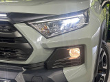 【LEDヘッドライト】悪天候や夜間走行時も良好な視界を確保し安心して運転できる高輝度LEDヘッドライトを装備!点灯速度が早く、消費電力も抑えられています。