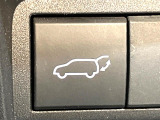【パワーバックドア】スマートキーや運転席のボタンを押すだけでリアゲートが自動で開閉します!荷物を持っている時や、高い位置にあるバックドアを閉める際に便利な機能です♪