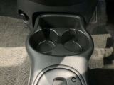 両席側前部にドリンクホルダーあります♪運転中でも手が届きやすい位置にあって使い易いです♪