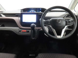 ぜひ展示車の運転席に座ってみてください。