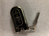 スマートキーを装備しています☆カギをカバンやポケットに入れて頂いた状態でドアロックの開閉やエンジンスタートをして頂けますよ!とても便利な装備です!
