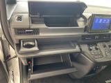 【グローブボックス】大容量のグローブボックスです!!車検証ケース他、日頃使う小物類の収納スペースもたくさんあります!//