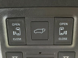 【両側スライドドア】駐車場で隣の車との間隔が狭く乗りにくい時、スライドドアなら安心!ドアオープン時も幅を取らず、開口部が広いので乗り降りがとっても簡単です。大きな荷物の出し入れも後席から可能♪