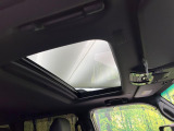 【サンルーフ】開放感たっぷりの希少装備、サンルーフが装着されています!車内に明かりを取り入れたり景色を楽しむ以外にも、車内の空気も簡単に換気できて快適です!