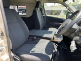 運転席の画像です。十分なスペースがあり、ゆったりした状態で運転していただけます♪