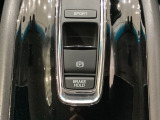 セレクトレバーの下に電子制御パーキングブレーキがあります。スイッチひとつで、停車した地点の傾斜などをシステムが検知・判断してブレーキ力を自動的に最適制御し、しっかり停車できるパーキングシステムです。