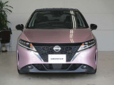 日産らしさを引き立てる大きなVモーショングリル。バンパーはエアロ形状で空力を考え設計されています。