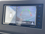【全方位モニター】まるでクルマを真上から見下ろしたかのような視点で駐車をサポートします!クルマの斜め後ろや真横など、前後左右の4つのカメラの映像が合成されて、モニターに映し出されます。