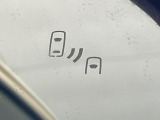 【ブラインドスポットモニター】走行中、ドアミラーの死角になりやすい箇所に後続車が接近するとサイドミラーのレンズに警告を表示!ドライバーに注意喚起をしてくれます。
