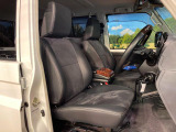 運転席まわりには十分なスペースがあり、大柄な方でもゆったり運転していただける環境です。