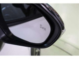 BSM搭載。バック出庫の際に左右から接近する車両を検知警告するRCTA。RCDも搭載。さらに、ドアを開ける際に後方からの接近車両との衝突の可能性がある場合警告するSEAも搭載しています。