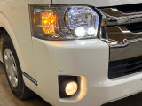【LEDヘッドライト】悪天候や夜間走行時も良好な視界を確保し安心して運転できる高輝度LEDヘッドライトを装備!点灯速度が早く、消費電力も抑えられています。
