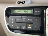 【オートエアコン】一度お好みの温度に設定すれば、車内の温度を検知し風量や温度を自動で調整。暑い&hellip;寒い&hellip;と何度もスイッチ操作をする必要はありません。快適な車内空間には必須の機能ですね♪