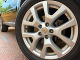 【純正18インチアルミホイール】外観にマッチした純正アルミホイールを装着しております。各種社外アルミホイールや、スタッドレスタイヤも取扱いしております。是非ご相談ください♪