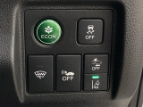 Hondaセンシング用の、VSA(ABS+TCS+横滑り抑制)解除と路外逸脱抑制機能のオンオフスイッチなどはハンドルの右側に装備しています。燃費に役立つECONボタンもここです。