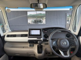 運転席から見たステアリング周辺の様子になります。シフトもインパネ内にスッキリ収納されており、操作が分かりやすく、運転しやすい配置になっております!