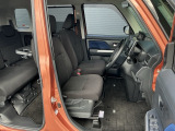 ヘタリもなく綺麗な状態です。シートリフトがついてますので、お好みのシートポジションで運転できます。