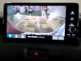 バックカメラの画像です。ガイドラインがスムースな車庫入れをサポートいたします。車庫入れの安心感がアップしますね。