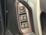【パワーウィンドウ集中スイッチ】運転席のパワーウィンドスイッチ位置には運転以外の窓の開閉・ロック機能も付いています