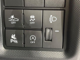 【スマートアシスト】走行中に前方の車両等を認識し、衝突しそうな時は警報とブレーキで衝突回避と被害軽減をアシスト。より安全にドライブをお楽しみいただけます。