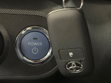 【スマートキー】カバンやポケットに入れたままでもドアの施錠・解錠が可能なスマートキーを装備。エンジンのオン・オフ時もカギを取り出す必要が無いからとっても便利です♪
