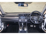 操作性に優れた運転席となります!小物入れや各ボタンの配置にこだわり、使いやすいです!座り心地もよく視認性も良好なのでロングドライブもお任せ下さい!