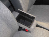 運転席と助手席の間のひじ掛けの中に小物を入れるスペースがあります!