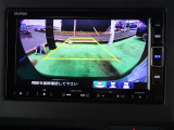 【バックカメラ】ギヤをR(バック)に入れるとナビの画面に後ろの映像が映るリアカメラ付です。後退時、コンディションが悪い視界でもカラーバックモニターがドライバーをサポートします。