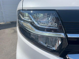 【LEDヘッドライト】悪天候や夜間走行時も良好な視界を確保し安心して運転できる高輝度LEDヘッドライトを装備!点灯速度が早く、消費電力も抑えられています。