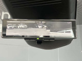 車両後方のカメラ映像をミラー面に投影します。社内の状況や天候に左右されずいつでもクリアな後方視界が得られます。