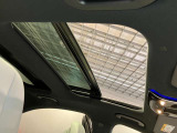 パノラミックルーフで明るい車内と開放感あるドライブをお楽しみいただけます。