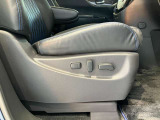 運転席はご自身の適切な運転ポジションへ移動可能なパワーシートが付いております。