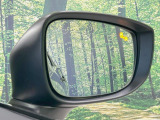 【ブラインドスポットモニタリング】走行中、ドアミラーの死角になりやすい箇所に後続車が接近するとサイドミラー付近に警告を表示、ドライバーに注意喚起をしてくれます。