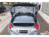 リヤルーフが収納されオープンカーになります。