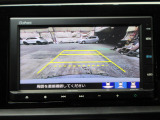 バックカメラの画像です。ガイドラインがスムースな車庫入れをサポートいたします。車庫入れの安心感がアップしますね。