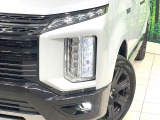 【LEDヘッドライト】悪天候や夜間走行時も良好な視界を確保し安心して運転できる高輝度LEDヘッドライトを装備!点灯速度が早く、消費電力も抑えられています。