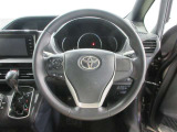 ステアリングから手を離さず、運転に集中したままオーディオ等の操作ができます。