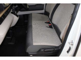 フロントシートはベンチシートです。運転席と助手席の移動が簡単です。