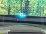 【ヘッドアップディスプレイ】現在の速度や走行情報をデジタル表示で運転席前方のガラスに投影!運転中、目線をずらさず必要な情報を確認できるのでとっても便利で安心!