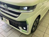【LEDヘッドライト】悪天候や夜間走行時も良好な視界を確保し安心して運転できる高輝度LEDヘッドライトを装備!点灯速度が早く、消費電力も抑えられています。