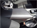 運転席と助手席の間のアームレスト ・展開すると収納部として使用出来ます。シフト部下にも収納が出来ます。