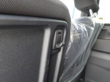 助手席シートバック荷物フック。手荷物をサッとかけたり、車内の置き傘やボックスティッシュの吊るし収納としても便利にお使いいただけます。