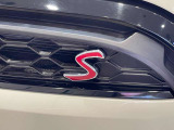 フロントグリルもクーパーSらしいスポーティーなデザインです。