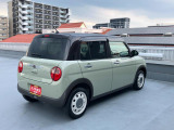 右斜め後ろからの特徴的なフォルム。狭い路地裏でも運転しやすそうな小回りが利くコンパクトボディ♪