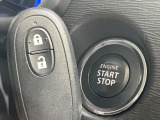 【Hondaスマートキー】カバンやポケットに入れたままでもドアの施錠・解錠が可能なスマートキーを装備。エンジンのオン・オフ時もカギを取り出す必要が無いからとっても便利です♪